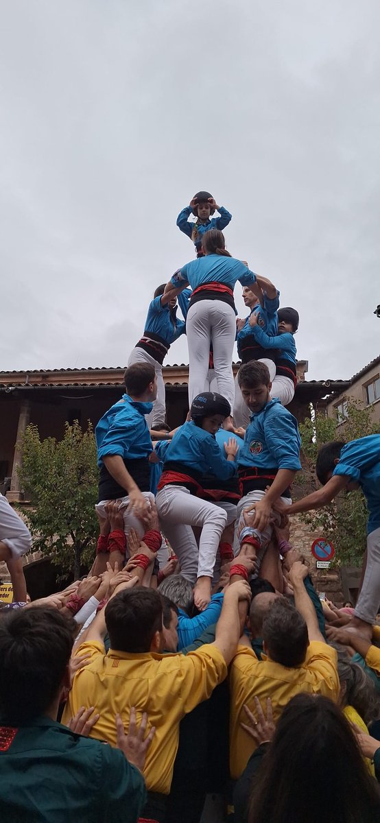 CastDelFoix's tweet photo. 🩵 Primer 5d6a de la nostra història!!
🙌 Després de dos id4d7, hem descarregat:
✅4d4cam
✅5d6a
✅4d6a
✅Dos Pd4 simultanis
🔥Hi afegim un nou castell de 6 al nostre repertori.
☺️ Gràcies a les colles de Santpedor, Caldes i la Cerdanya pel suport a les pinyes!
#Turqueses https://t.co/ETPF1EmaFL