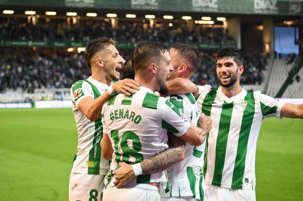 AlbMayoral's tweet photo. 🤍💚⚽️ En los días donde todo gira sobre #ElClasico no hay mayor dosis de adrenalina que ver ganar al @CordobaCF_ofi en el Arcangel. https://t.co/8NAluwNV6E