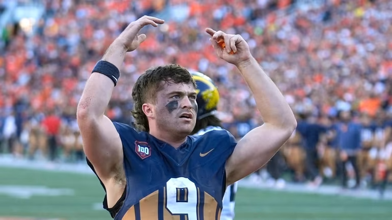 1CORSA_'s tweet photo. CFB 🏈 Illinois @ Oregon 12:30pst

🤑Luke Altmyer Over 192.5 Passing Yards (-115)

Luke Altmyer has been a pleasant surprise this season and is a key reason why Illinois is now a top 25 team.

While the Illini sometimes use him as a game manager, he has excelled in that role, boasting an impressive 15/1 TD/INT ratio.

 Even without considering the game dynamics, Altmyer has exceeded this yardage mark in four out of seven games this year, with two of his misses coming within ten yards of that threshold.

#GamblingX #GamblingTwitter 
#RichOFFSports #BetGod