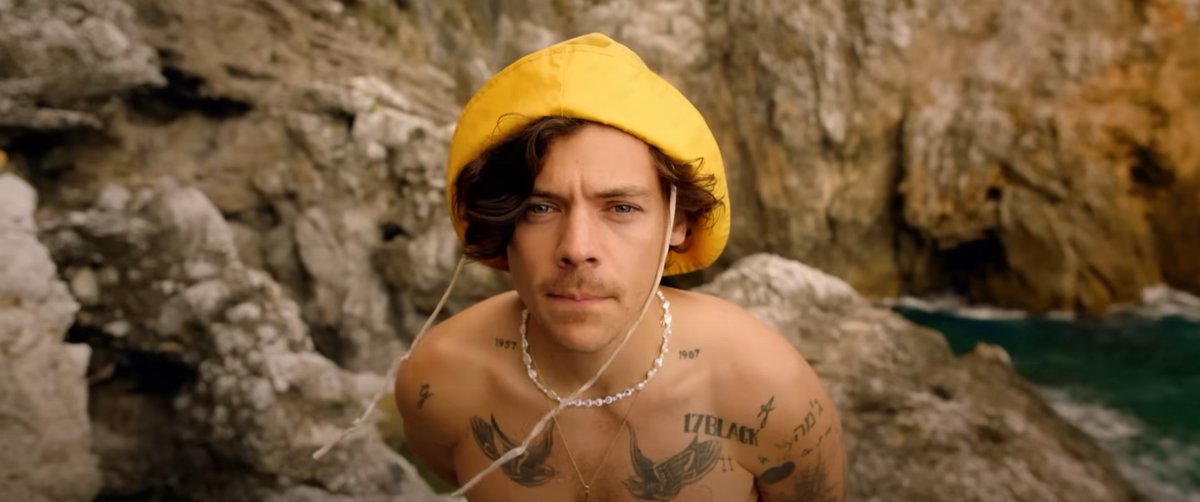 tracklist's tweet photo. ATEMPORAL! Há 4 anos, Harry Styles lançava o videoclipe de "Golden". 💛 https://t.co/HP6gO5cFP6