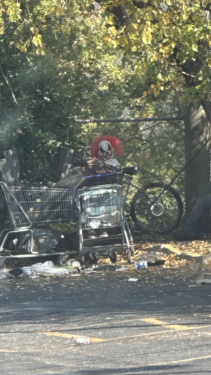 JimmiNutron's tweet photo. Clowns scaring people at Wendy’s drive through https://t.co/1JPqvEd8bY