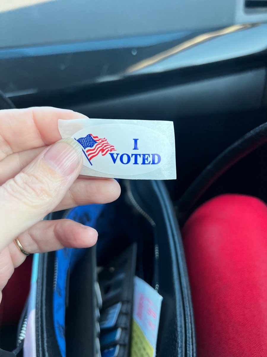 pathgirl19's tweet photo. Childless cat lady vote secured. https://t.co/DzQDZ9Hu5h