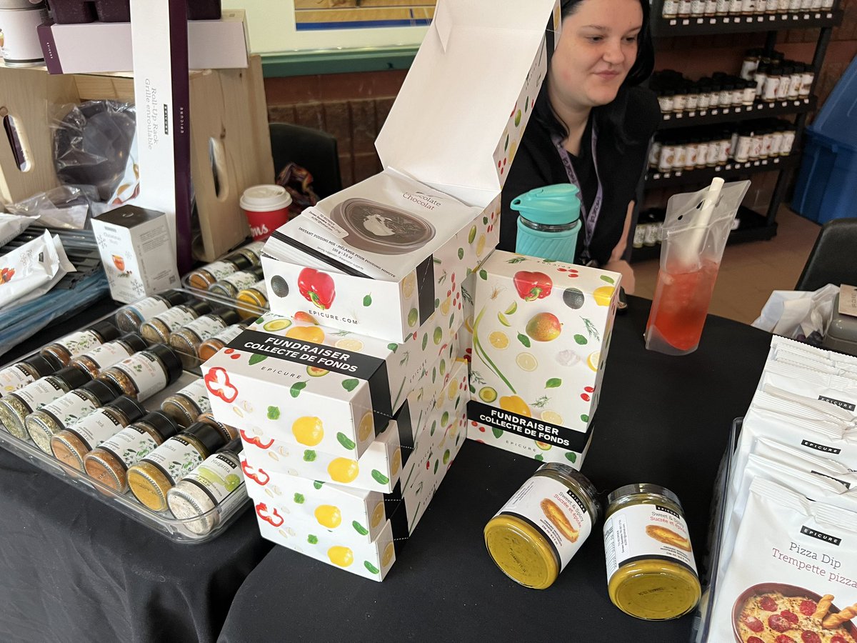 MusicAtWW's tweet photo. So much to see and buy at today’s market. Yummy too with Siggi’s waffles and Fusion Foodies! Open to 3pm. @WWhighschool @FMPSD https://t.co/zKkF6bIQgN