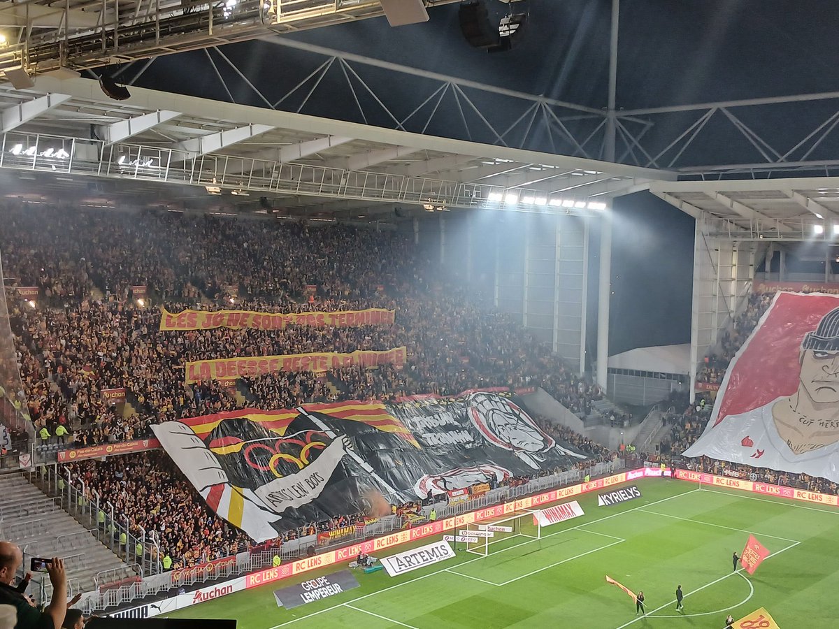 ActuL1_'s tweet photo. TRIPLE TIFO à Bollaert pour le DERBY DU NORD. ✨❤️💛

Magnifique.

📸 @LensoisComLive https://t.co/yTItx9xrUD