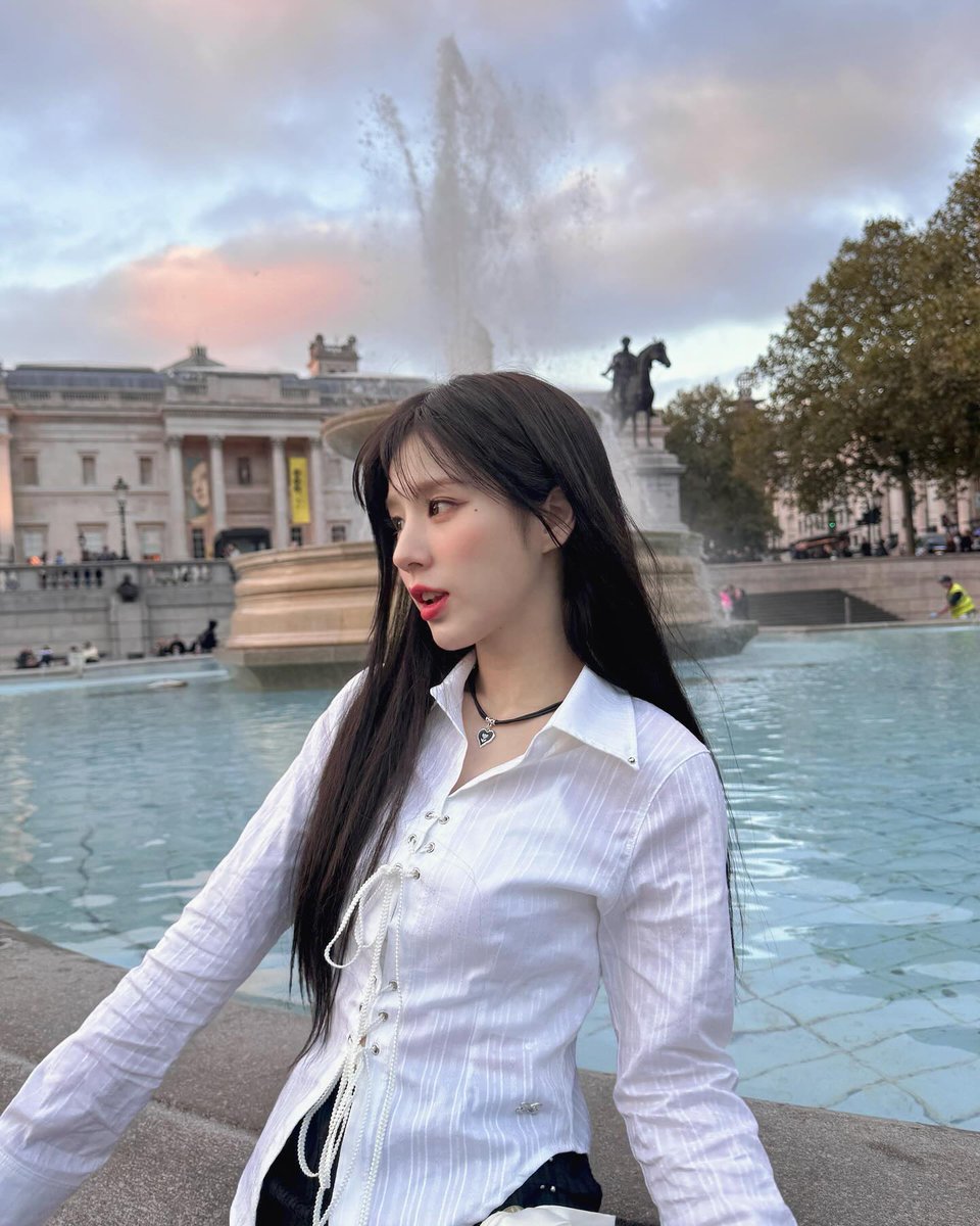 youknowimwendy's tweet photo. they really just went to london to serve face...good for them... https://t.co/QBw8Wr0FRv