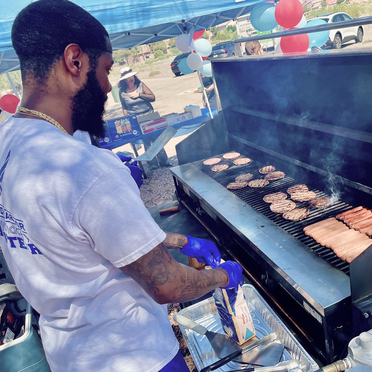 CNLV's tweet photo. Honor our heroes this Veterans Day with our Veterans Day BBQ and Resource Fair! Enjoy food, community resources, a free raffle and support our @NLVFireDept Crisis Response Team with a winter clothing donation.
🗓️Nov. 8
⏰10 a.m.
📍Veterans Resource Center: 3090 E. Centennial Pkwy https://t.co/LCByO79GHH