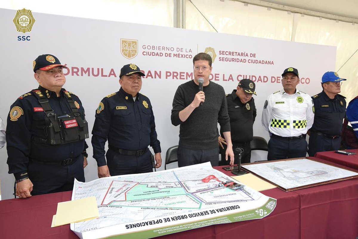 SSC_CDMX's tweet photo. #MexicoGP l Esta mañana, en el @autodromohr, con motivo del la #F1esta, @mexicogp, el secretario de Seguridad Ciudadana, @PabloVazC, realizó la revisión de novedades del primer día, donde se informó la detención de 14 personas por apartar lugares y dos por la reventa de boletos; un hombre por el robo de una motocicleta que fue recuperada, y dos jóvenes por el robo de un teléfono celular.  

La #SSC continuará con el despliegue de más de 2 mil 500 compañeros de Tránsito, Operación Policial e Inteligencia, y más de mil de la @PBI_SSC, que estarán atentos a cualquier solicitud de la ciudadanía hasta el término de este importante evento. #F1 #CiudadSegura