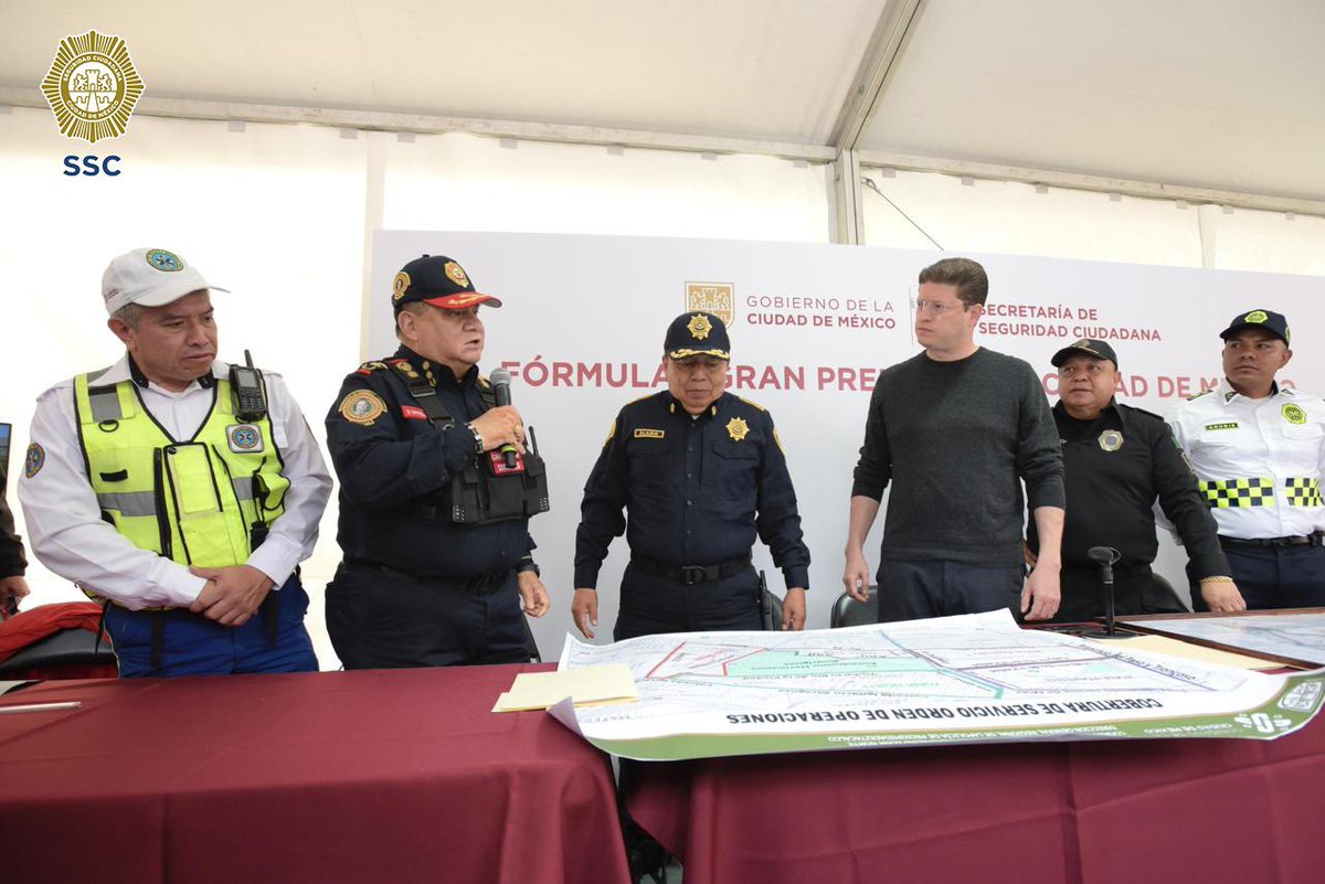 SSC_CDMX's tweet photo. #MexicoGP l Esta mañana, en el @autodromohr, con motivo del la #F1esta, @mexicogp, el secretario de Seguridad Ciudadana, @PabloVazC, realizó la revisión de novedades del primer día, donde se informó la detención de 14 personas por apartar lugares y dos por la reventa de boletos; un hombre por el robo de una motocicleta que fue recuperada, y dos jóvenes por el robo de un teléfono celular.  

La #SSC continuará con el despliegue de más de 2 mil 500 compañeros de Tránsito, Operación Policial e Inteligencia, y más de mil de la @PBI_SSC, que estarán atentos a cualquier solicitud de la ciudadanía hasta el término de este importante evento. #F1 #CiudadSegura