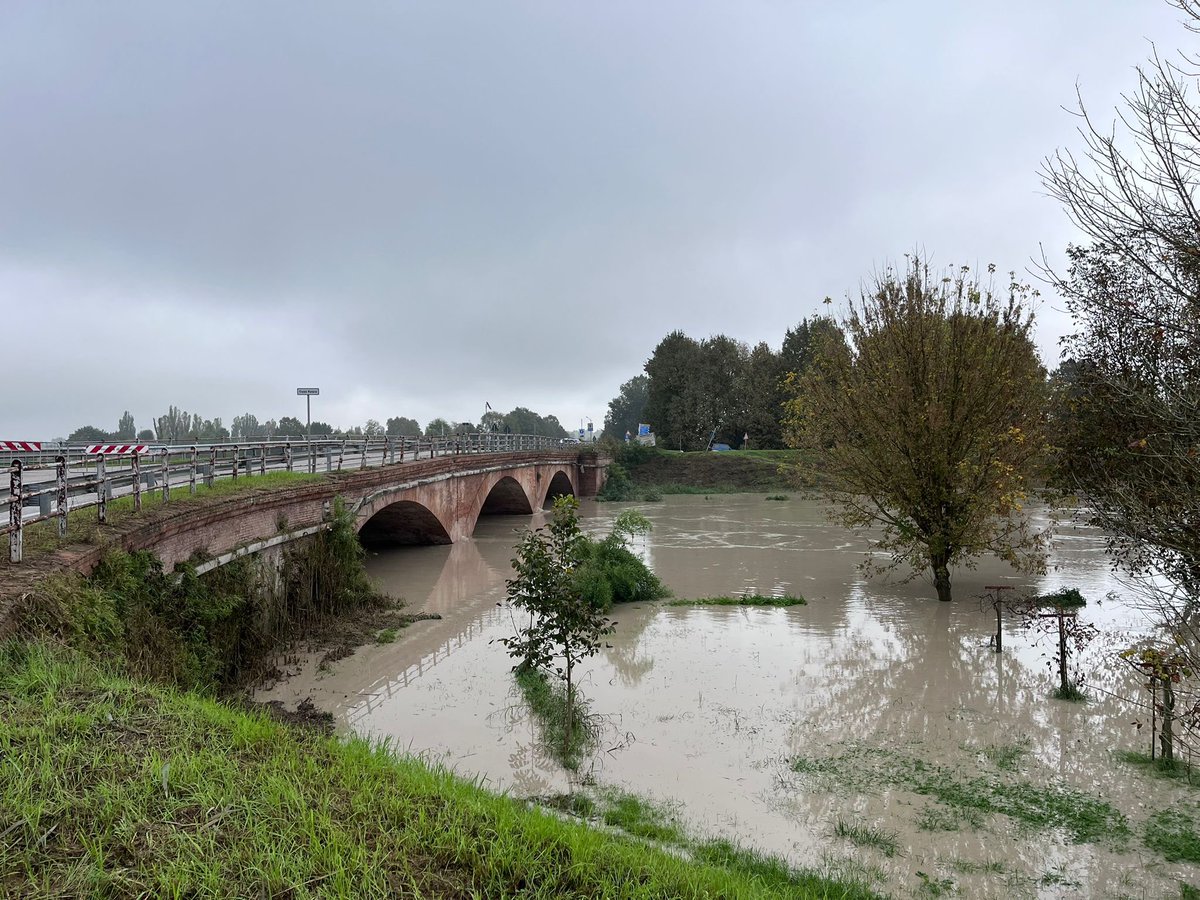 provinciamodena's tweet photo. Riapre al transito sabato 26 ottobre alle ore 21,00 il ponte di Navicello vecchio a Modena lungo la diramazione della #sp255 verso la strada provinciale 2, che era stato chiuso nella mattinata a causa del superamento dei livelli idrometrici di sicurezza.
#AllertaMeteoER https://t.co/chm8DW3BX5