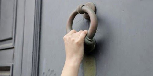 - ابتسم وتابع: "أريدك أن توصلني الصحيفة كل يوم. 
- ⁠من فضلك اطرق الباب أو اقرع الجرس وسلمها لي شخصياً".
- لقد حيرني وأجبت: "بالتأكيد.
- ⁠لكن هذا يبدو مزعجًا لكلينا ومضيعة للوقت."
- قال: "لا بأس. 
- ⁠سأدفع لك مبلغًا إضافيًا كل شهر كرسوم قرع الباب".
{2}