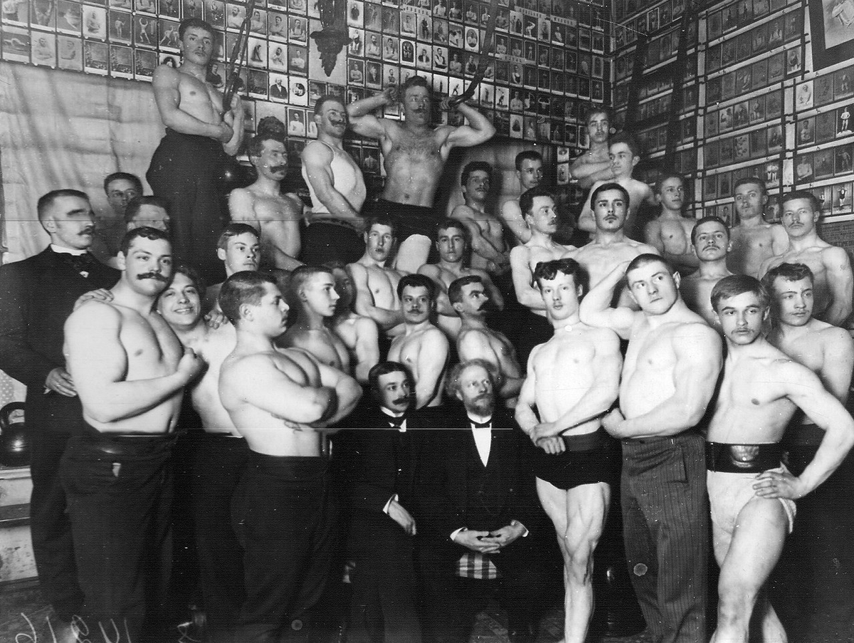 NattyLifeYT's tweet photo. A young Bronze Era legend is in this pic, can you spot him? 👀 https://t.co/1f6YKknrLW