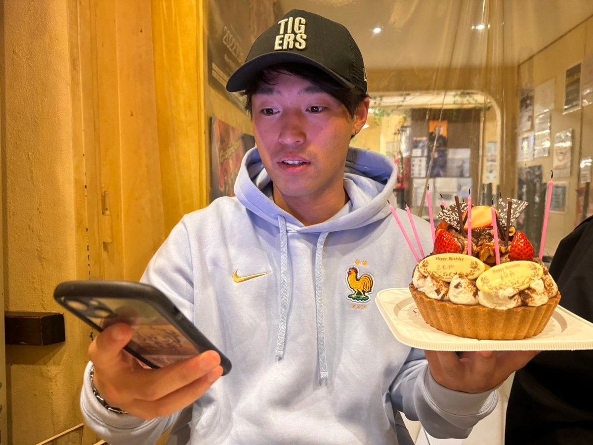 fivelanofficial's tweet photo. 今日はメンバー2人の誕生日お祝いしました🎉🎂
ARA、ともやhappy birthday👍
#Fivelan
#音楽
#バンド
#ロック
#アコギ
#ライブイベント
#ギター
#ロック
#band
#music
#livemusic
#guitar
#rock
#フォローミー https://t.co/seeb1Xr8XJ