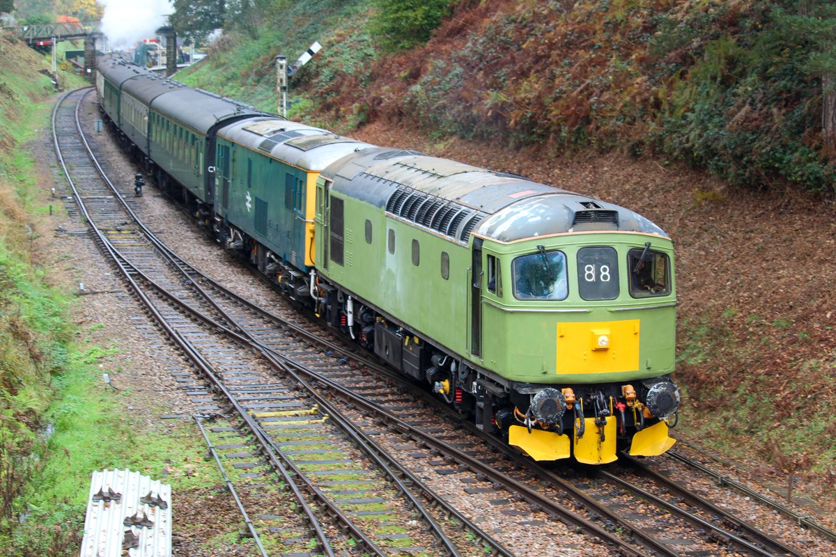 Nick_H45's tweet photo. A nice day walking the length of the Spa Valley Railway

@SpaVRofficial 

📷 26/10/2024 https://t.co/xSIlz1TEHa