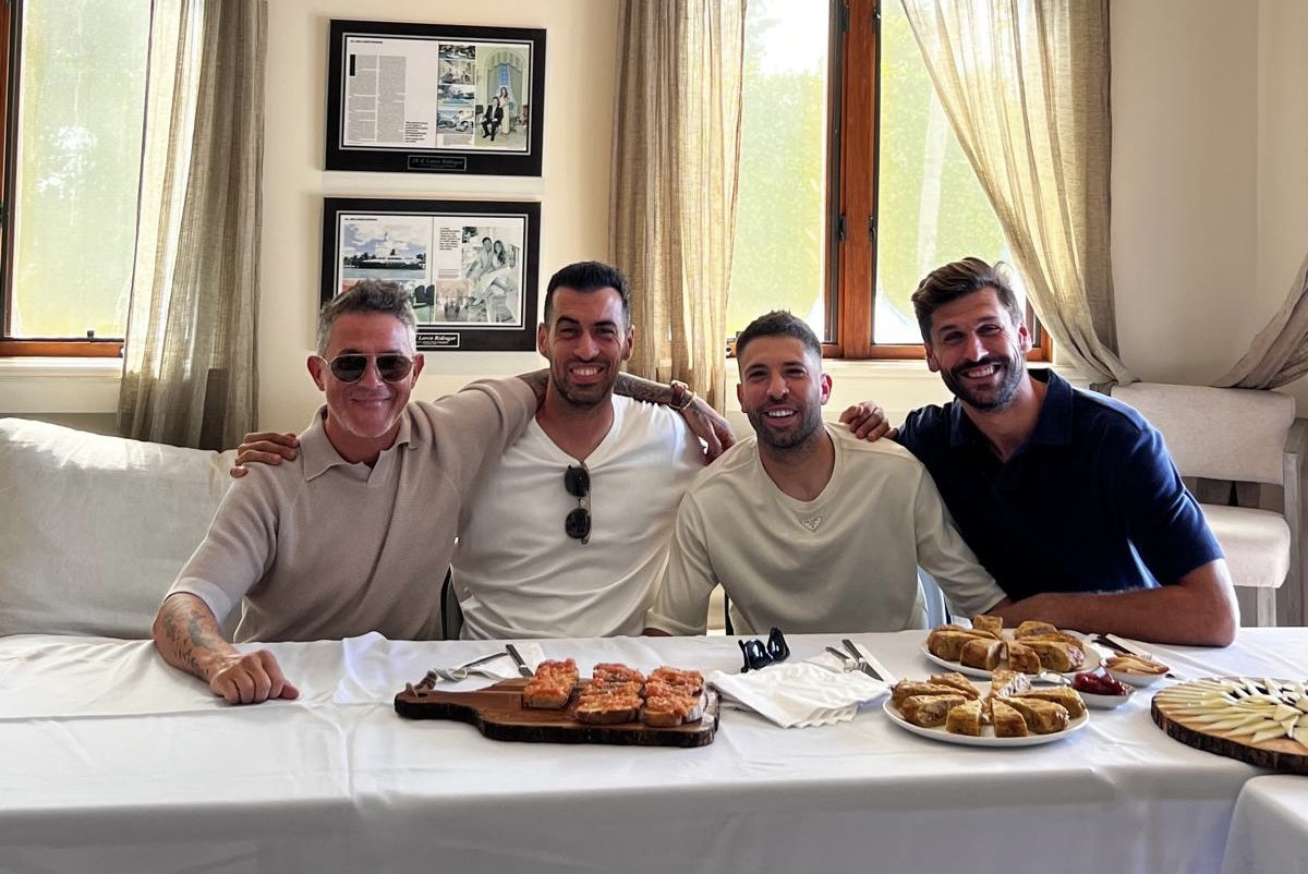 Viendo el clásico. 
Sí, estoy rodeado 😂
<a href="/JordiAlba/">Jordi Alba</a> <a href="/5sergiob/">Sergio Busquets</a> <a href="/llorentefer19/">Fernando Llorente</a>