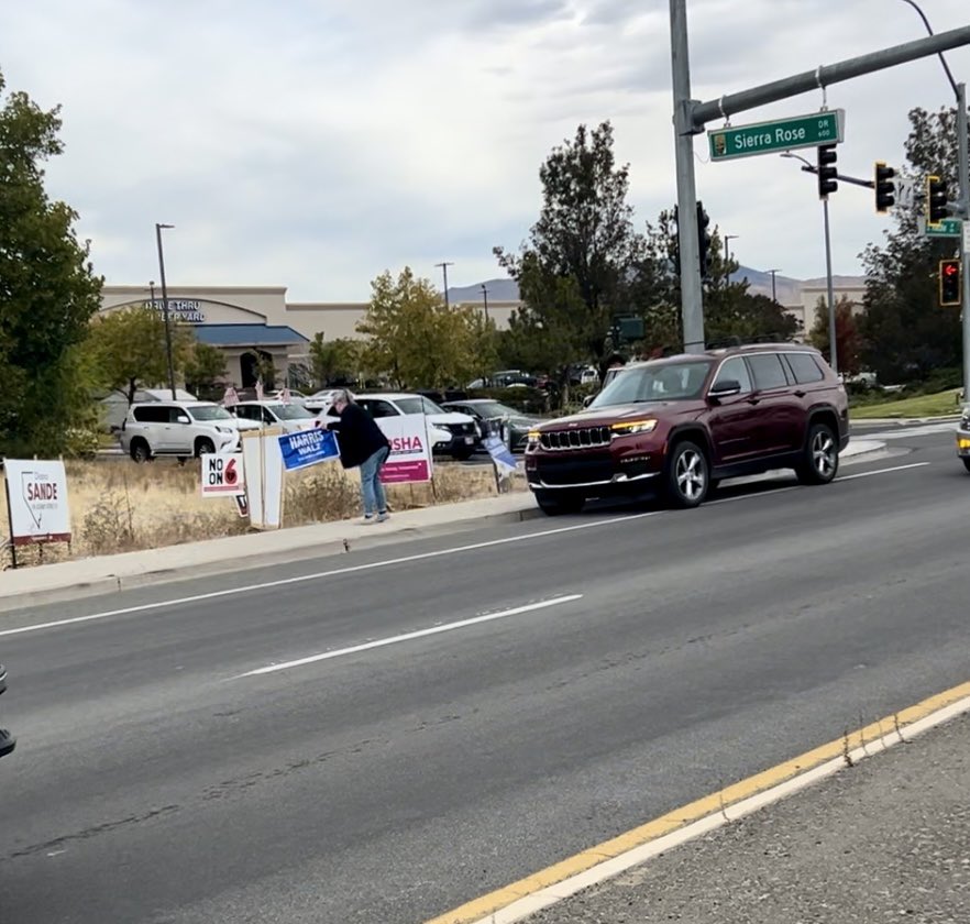 thrifted's tweet photo. Yesterday I witnessed the staff of the Washoe County Republican Party stealing Kamala signs off public land and dumping them behind their office. I have over 2 minutes of video footage. https://t.co/TgWidfi052