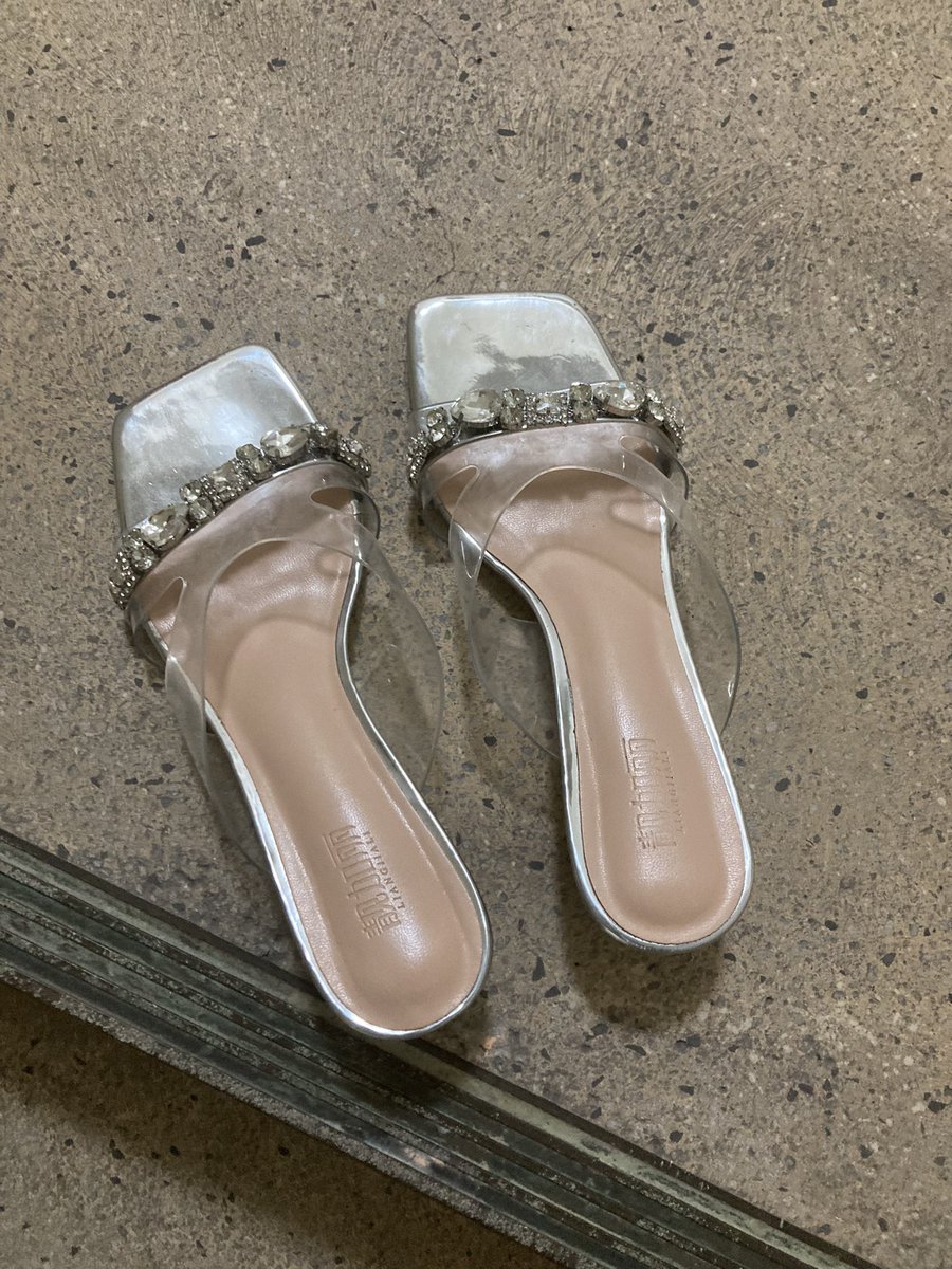 lovedj760602's tweet photo. 有新鞋～～先舔一舔 來點潤滑 慢慢抽插 玩到濕答答…🥰 https://t.co/J9PuJ0DwD7