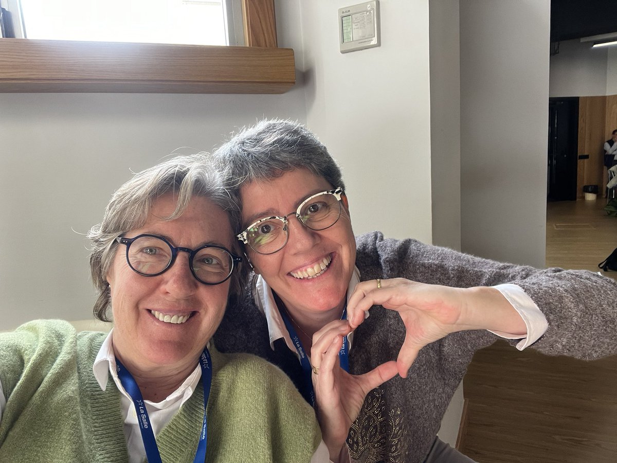RYjara's tweet photo. #Innovareli24 ha sido un momento de reencuentro con personas muy queridas, que compartimos grandes pasiones: la educación, la fe, el sentido de la misión y de la tarea común.
Es precioso ver cara tan conocidas después de los años y tan queridas.
Somos la Familia de InnovaReli🫶 https://t.co/dNOFVNITzB
