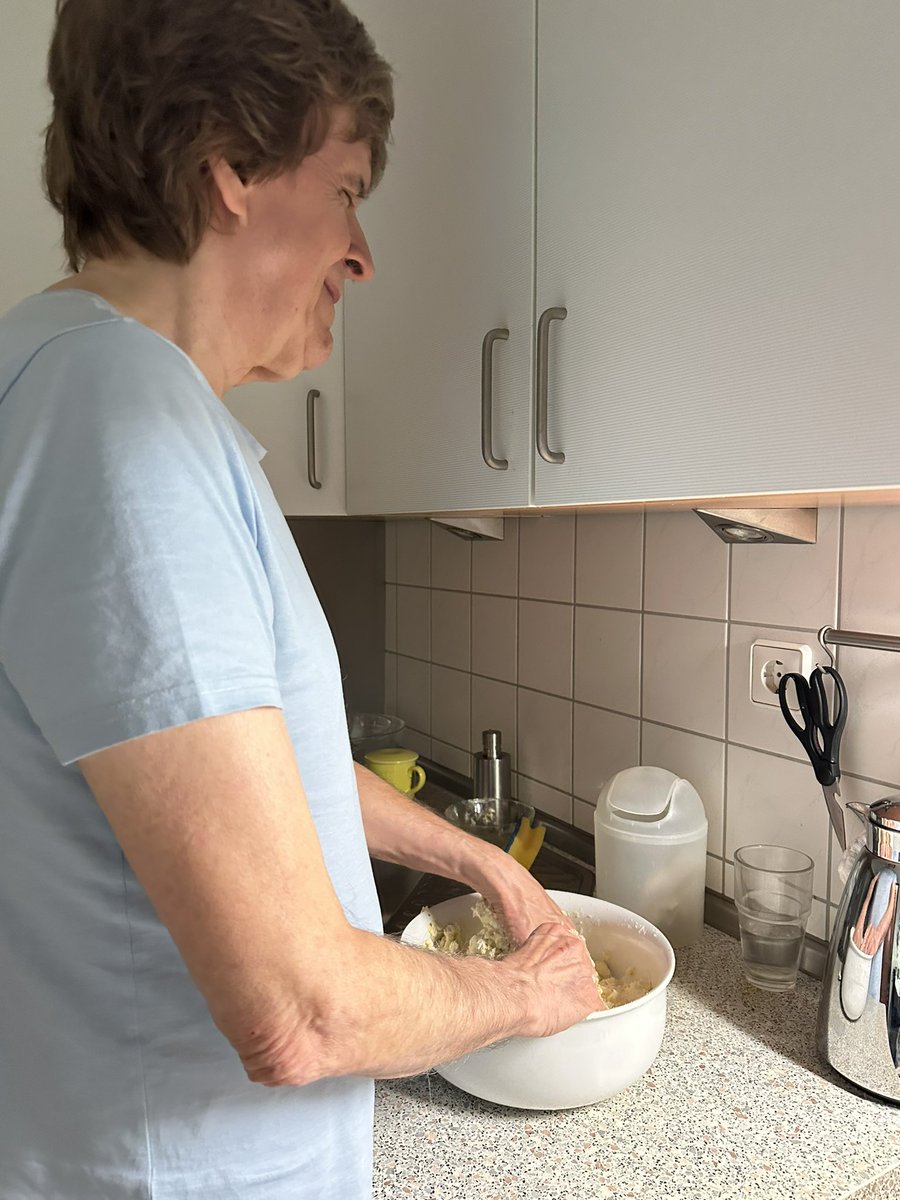 KalleHD's tweet photo. Der Gatte hat Teig für #vanillekipferl vorbereitet, und Ich mache #haselnussmskronen als Eiweißverwertung #backwahn https://t.co/asA9g0kcNT