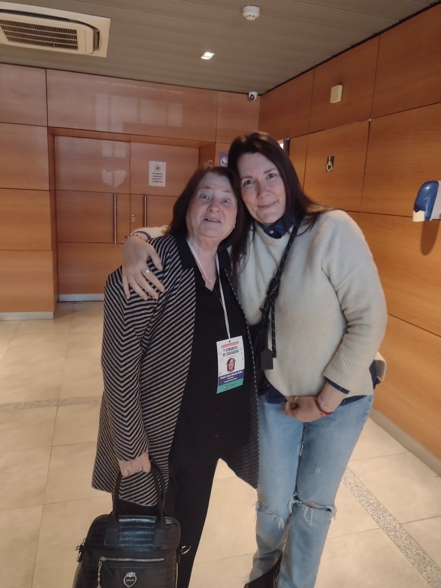 toniolo_marcela's tweet photo. Una panelista de lujo...un encuentro sorpresa y muy emotivo, mi maestra de 1er grado, Ana María Fale. Quien justamente me alfabetizó. 💕👬✍️
Representando a la Escuela Santa María
#JoseIngenieros
Congreso De Educación #3F🙌💪 https://t.co/NeDqAewhOa