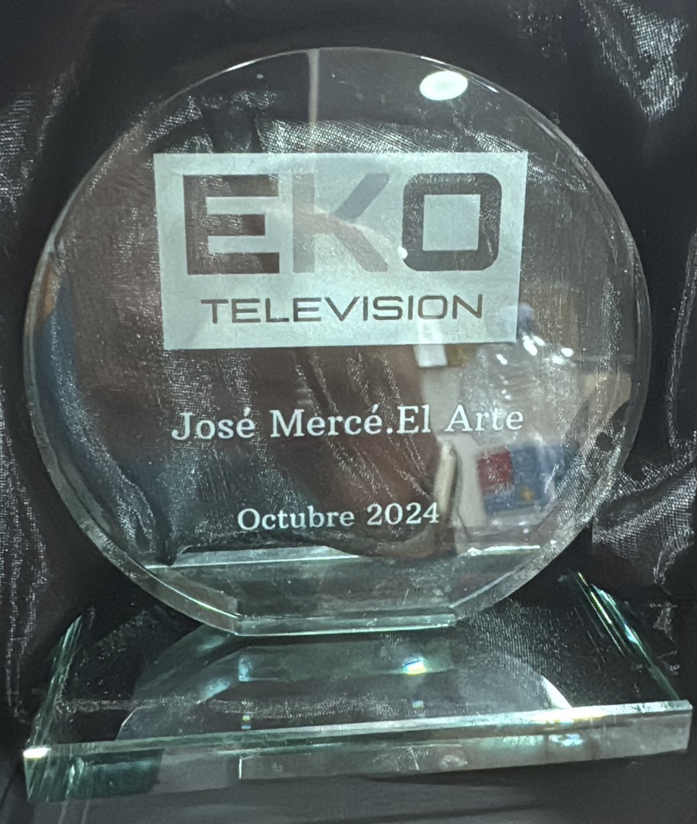SusanaPereztv's tweet photo. Que arte tienes maestro @JoseMerceOfic muy pronto en @ekotelevision y @televisonalameda
Eko Televisión le ha entregado un reconocimiento a su arte.
Gracias maestro 🎙️
#josemerce #arte https://t.co/dNBq75qXY6