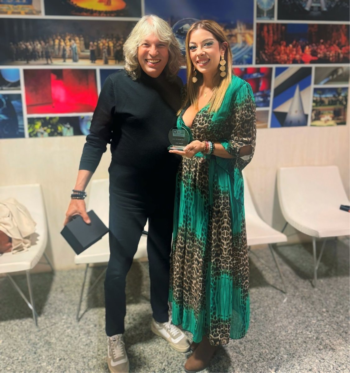 SusanaPereztv's tweet photo. Que arte tienes maestro @JoseMerceOfic muy pronto en @ekotelevision y @televisonalameda
Eko Televisión le ha entregado un reconocimiento a su arte.
Gracias maestro 🎙️
#josemerce #arte https://t.co/dNBq75qXY6