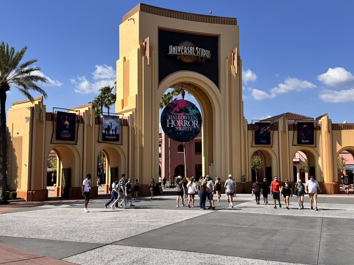 JamesJayBlake's tweet image. // Home for the next few days… 
#UniversalStudios #HHN #HalloweenHorrorNights