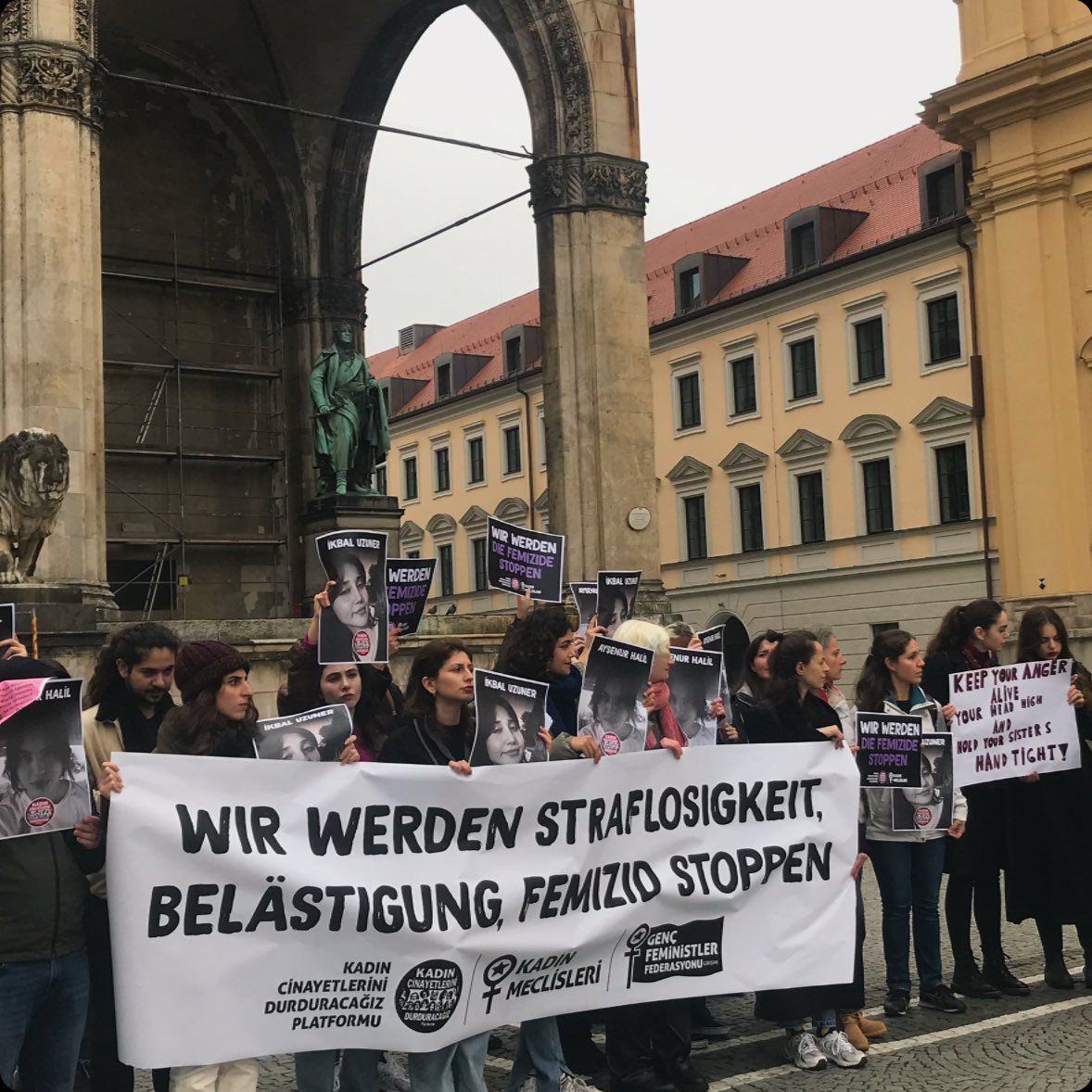 Bugün Münih’te, Türkiye’deki kadın cinayetleri, taciz ve cezasızlık sorunu için bir protesto düzenledik. Yurtdışında yaşayan kız kardeşlerimi “keşke burada da birileri yapsa” demek yerine kendileri yapmaya davet ediyorum🫶🏻 Yorumlarda aynı şehirde olanlar buluşabilir belki:)