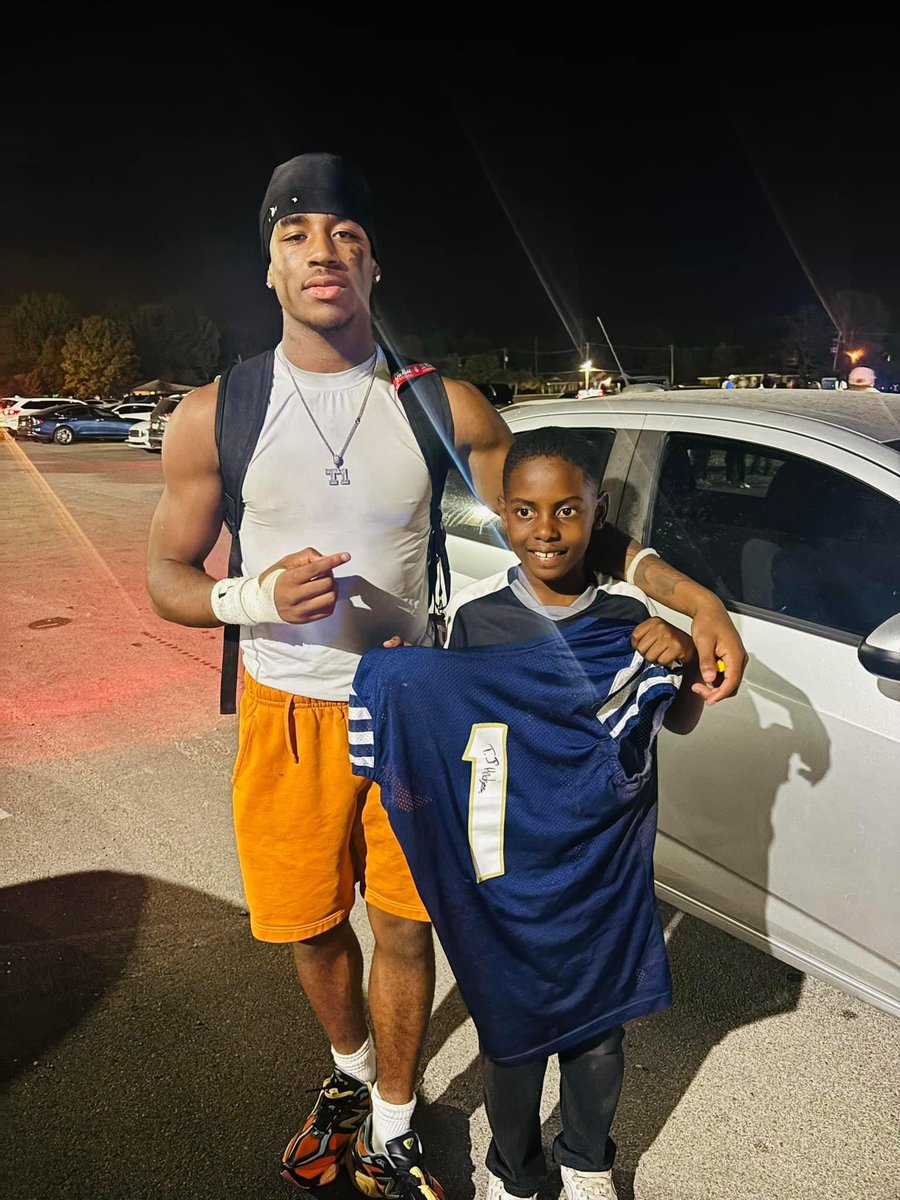 LucasLondon50's tweet photo. All of the kids in the community love him and he loves them kids. He loves making the kids smile and proud. @TerryHodgesJr1 keep being the outstanding young gentleman that you are. https://t.co/HjLEag3Ehp