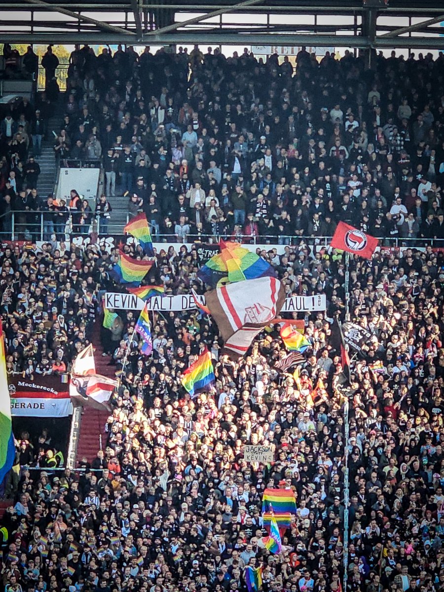 Das Millerntor ist und bleibt bunt! 

#kevin #fcsp #fcspwob #millerntor #behrens