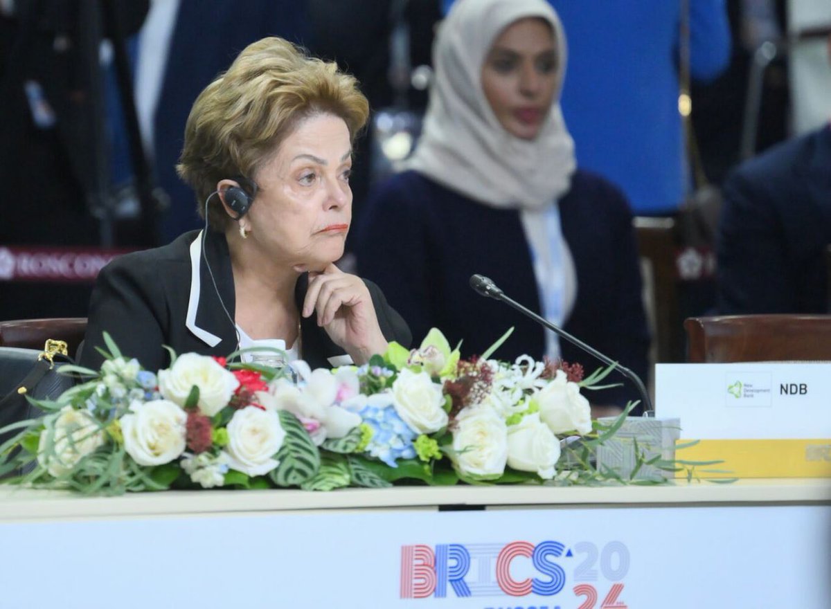 Que mané Kamala Harris, o símbolo de poder feminino no mundo é essa daqui. Mudando o tabuleiro do poder no mundo, enfrentando cara a cara o império que tentou derrubar ela. Dilma Rousseff é gigante!