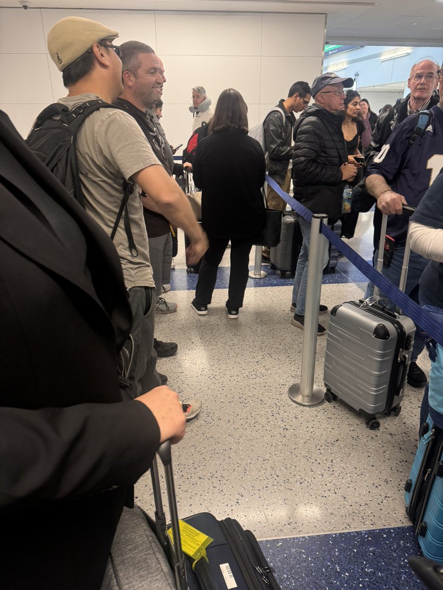 alejandroescuer's tweet photo. @united charges for a premiere class and has a premier access “gold”line for security that looks like this:
¿Does it look premiere in any way whatsoever to anyone? We have been waiting for a looooong time. Terrible! #airlines #badservice #custumerservice #unitedairlines https://t.co/tdWWUxqOxL