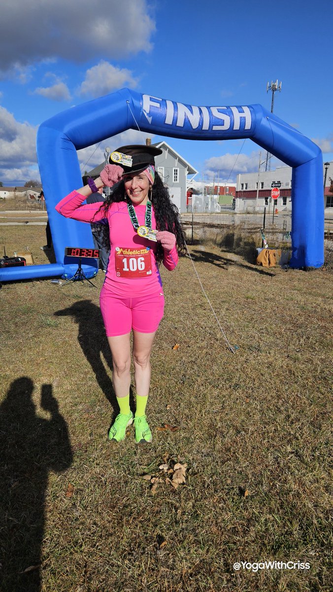 YogaWithCriss's tweet image. Primer lugar femenil y 6to general. No me pregunten cómo pasó; yo iba por RP y no lo conseguí, pero parece que en estas carreras de pueblo chico me va bien. 😂 El kepí de sheriff es el trofeo que me dieron, además de la medalla. @CorroAMiPaso @RunSalud20 #eagleswithoutborders