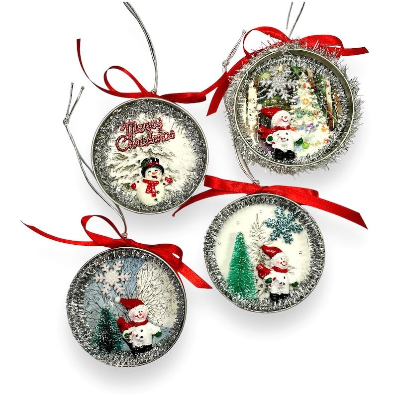 BluKatDesign's tweet photo. ☃️✨ How cute are these upcycled Mason jar lid ornaments? Each one is a mini snowman diorama, perfect for adding winter charm to your decor! ❄️🎄 Check them out on Etsy! #UpcycledDecor #WinterOrnaments #SnowmanMagic https://t.co/0TajMCdHtO https://t.co/SpmaR1jecT