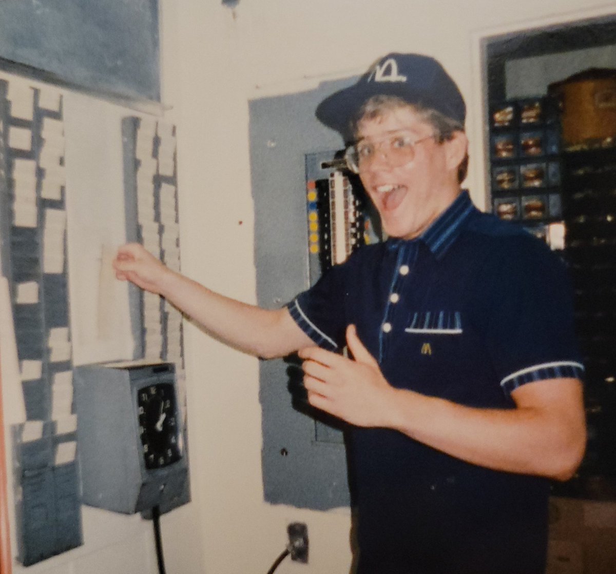 InsideEdge's tweet image. A three-parter this week: 

October is the best month for sports....those huge skeletons in neighbors' yards....and McProof of my fast food job as a teen:

theinsideedge.substack.com/p/octobers-the…