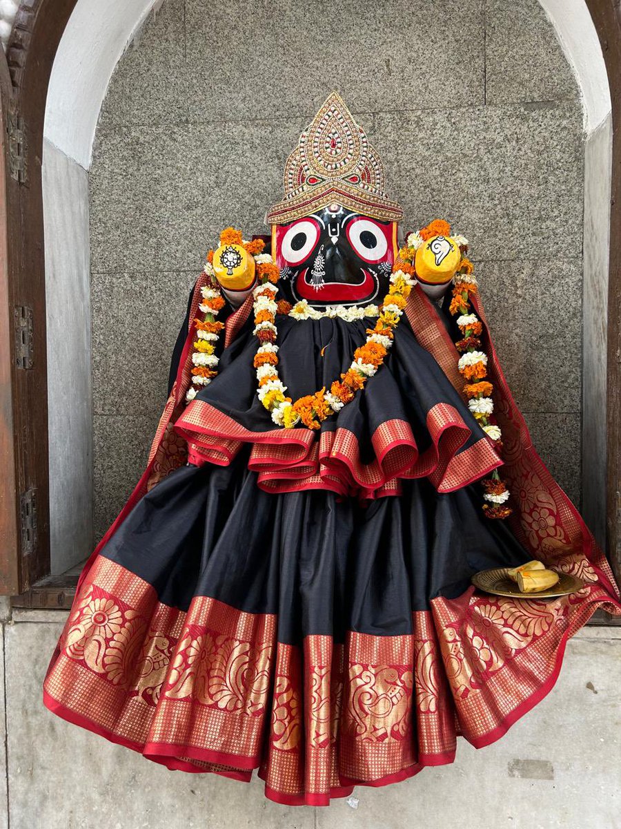 sntripathi1's tweet photo. साथ रहो तो सबसे बेहतर, मौन रहो आभारी है 
सत्ता की कविता से केवल, इतनी रिश्तेदारी है 
सारी दुविधा प्रतिशत पर है, सच कितना बोला जाए 
गूंगे सिखा रहे हैं हमको मुँह कितना खोला जाए" https://t.co/Qw7IImGMRH