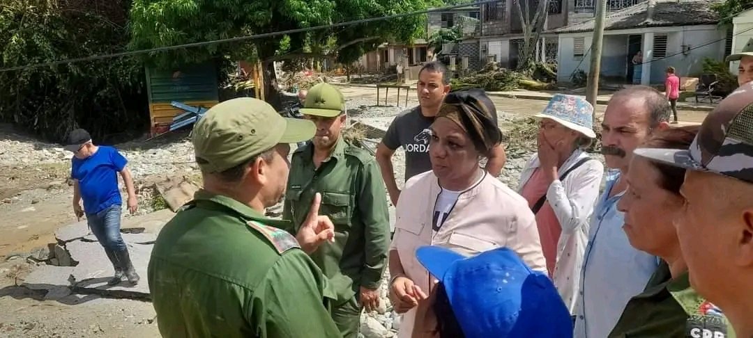 ShadowsOfGreys's tweet photo. Qué coraje tiene esa mujer: "Todos corrían para salvarse, y ella, en dirección contraria, corría hacia la presa para saber qué sucedía realmente"

Tremendísima @InesMChapman 🇨🇺
Mi admiración y respeto para ella ❤️ https://t.co/BQGPuVrhpo