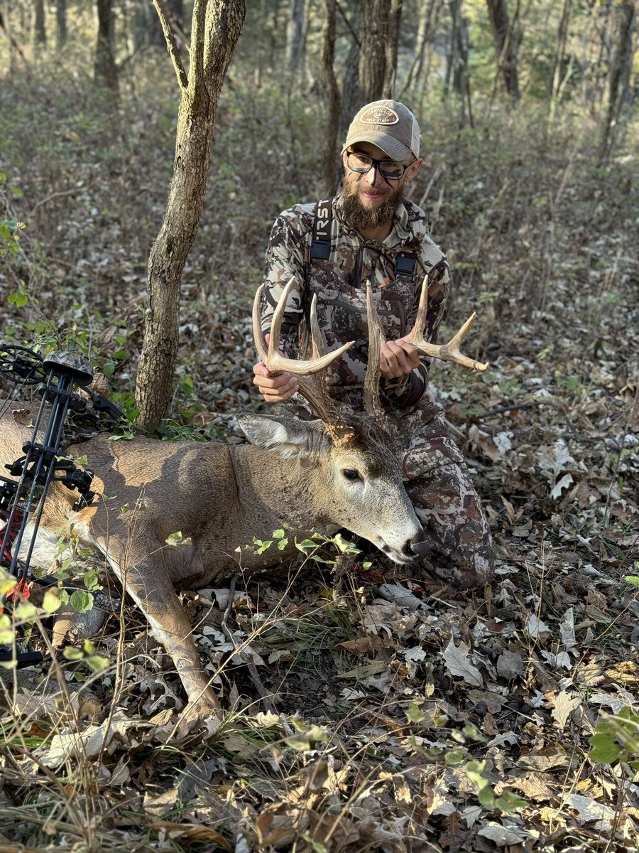 EthanHuntFish's tweet image. Hunters wait all year for mornings like today. Buck tag is filled! #deerseason #mathewsarchery #firstlite