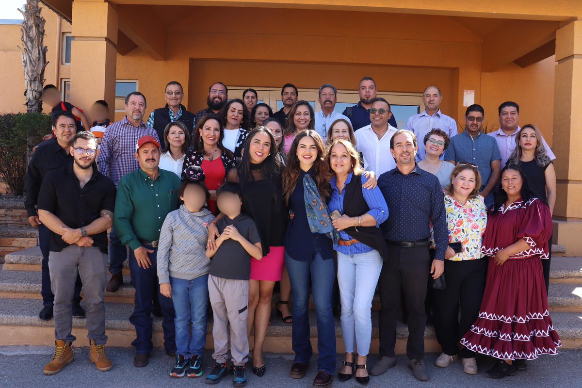 AndreaChavezTre's tweet photo. Hoy sostuve un agradable y productivo encuentro con maestras y maestros representantes de todas las regiones de nuestro estado.

Comparto su preocupación e interés por fortalecer la implementación de la Nueva Escuela Mexicana, que reivindica al humanismo y centra al modelo educativo en el desarrollo de seres integrales, con principios y valores colectivos.

Como hija de maestra y de maestro, reconozco su enorme compromiso y deseo de alcanzar en Chihuahua el tan anhelado bienestar compartido.