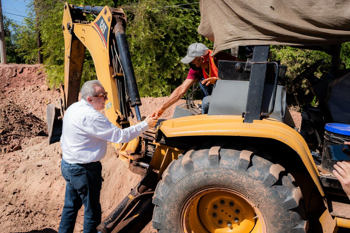 rochamoya_'s tweet photo. Es sábado de supervisar el avance de nuestros compromisos con la población, particularmente en Culiacán, visitamos la construcción de la calle Velina León de Medina, que va a conectar el blvd. Sánchez Alonso con la Obregón, es una obra muy importante que realizamos en coordinación con el alcalde @JuandDiosGamez, que viene a mejorar el desplazamiento del sector norte de la ciudad. Estamos trabajando para darle a las familias mejores condiciones de movilidad.