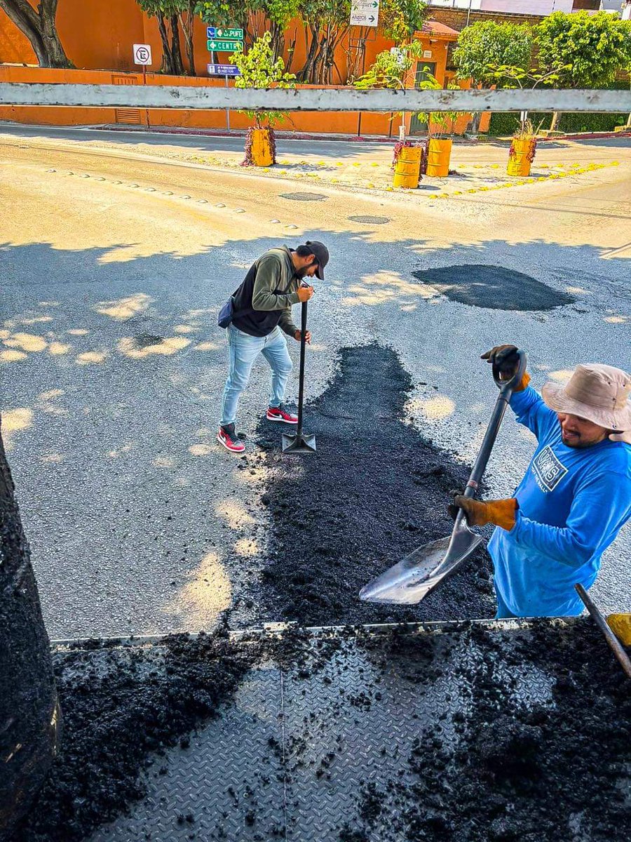 y acciones de bacheo que se extienden sobre 📍calle Castillo Chapultepec Oriente‚ en Ciudad Chapultepec‚ así como también en Av. Heroico Colegio Militar‚ al norte del municipio.