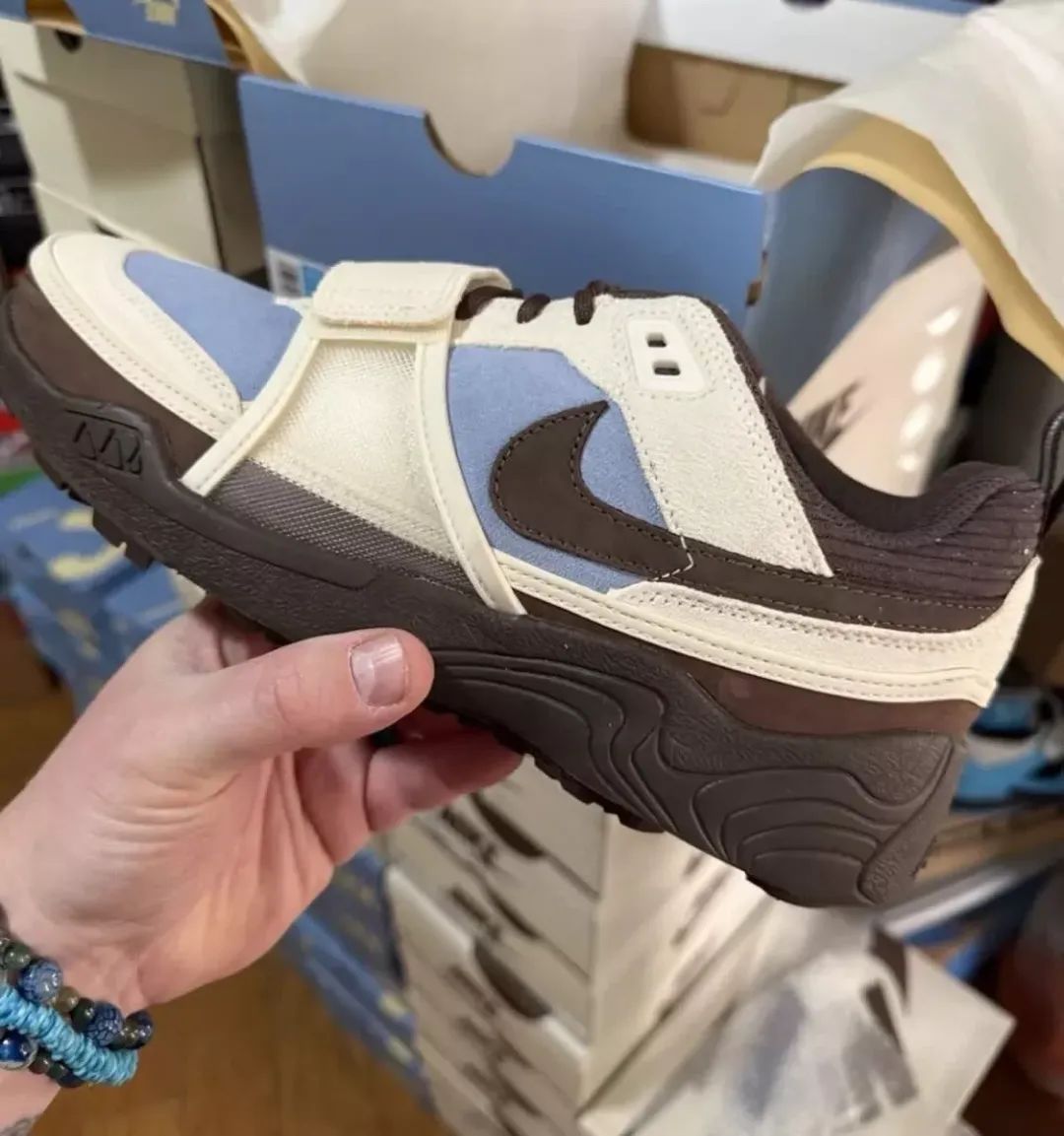 ModernNotoriety's tweet photo. Travis Scott x Nike Zoom Field Jaxx “Leche Blue” 🥛

🗓️ Spring 2025 https://t.co/vcyUw3fm1r