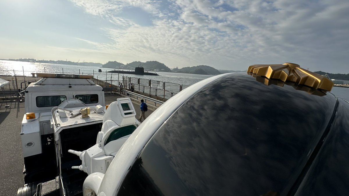 tngpat_seibi's tweet photo. おはようございます☀特車2課整備班です！
ワイ！フェスタおっぱま2024警備任務出動！

本日のデッキアップスケジュールは
11:00,12:30,13:40,15:00,17:00の計5回

背景には美しい海と潜水艦がお迎えしてくれました！
皆様のご来場心待ちに致しておりま���！

#TNGP #パトレイバー #イングラム #追浜 https://t.co/P79ioUPgGA