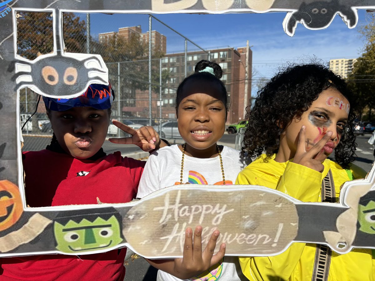 Great costumes‼️ Great Fun‼️ Thank you District 8 for organizing this wonderful event. Thank you parents for joining us in the festivities! <a href="/jen_joynt/">Jennifer Joynt</a> <a href="/AnyaMunce/">D8DeputyMunce</a> <a href="/D8Connect/">D8Connect</a> <a href="/CECD8Bronx/">Community Education Council District 8</a>
