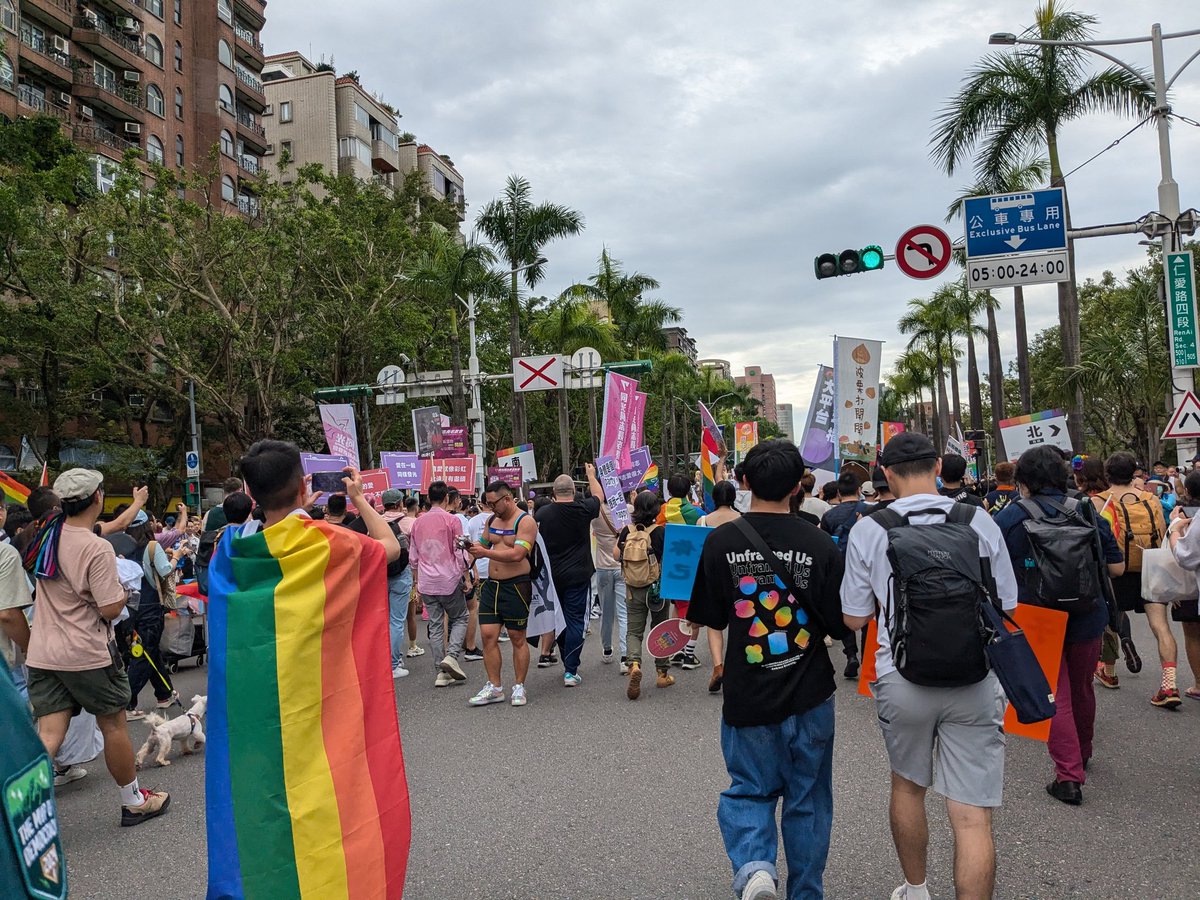 昨日は台北のプライドパレードに参加。台湾同志ホットライン協会の先導車に乗ってしゃおはーさんと一緒に『阿嬤的女朋友』の日本語版『おばあちゃんのガールフレンド』がようやく完成したことを報告した。台湾の仲間に喜んでもらえて嬉しい。