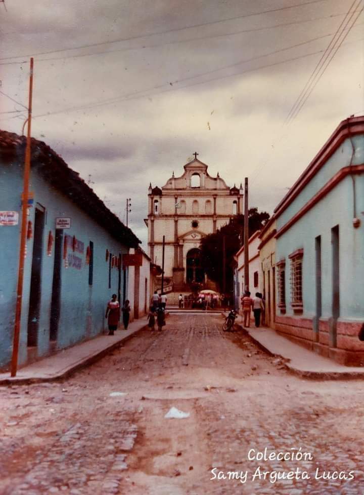 #Guatemala 💙🇬🇹❤
CALLE DEL CALVARIO DE SANTA CRUZ DEL QUICHÉ.
Se puede ver que se habían retirado las campanas debido al terremoto de 1976.
Fuente : fotografía 
Samy Argueta