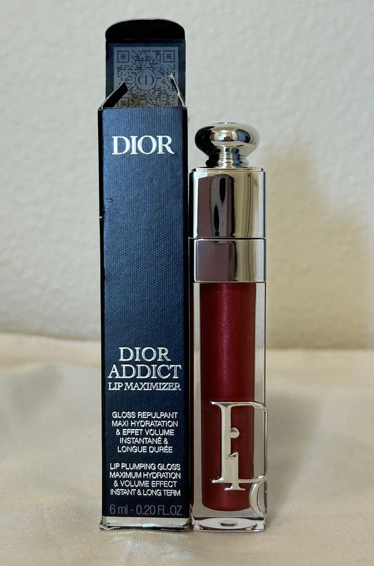 Insu_limonylima's tweet image. Estoy seguro de que es uno con efecto Gloss

Digo, son de fácil aplicación y dejan una marca más definida de un beso como se ve en su firma.

Podría ser un tono Sangría o algún derivado de un Rojo vino 🤔