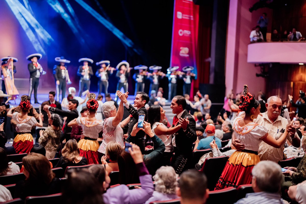 Dr_AVillarreal's tweet photo. Anoche inauguramos el XXII Festival Internacional en la Costa del Seno Mexicano, un evento que conecta a todo #Tamaulipas en una celebración internacional de nuestra cultura. Fue una noche espectacular, donde disfrutamos la magnífica presentación del Ballet Folklórico de México de Amalia Hernández. Mi esposa María y yo tuvimos el placer de saludar a Salvador Saldívar, un talentoso tamaulipeco que forma parte de este extraordinario ballet.

Los invito a consultar la cartelera del festival 🔗  https://t.co/g05tbge1EV y a sumarse a esta gran fiesta cultural en todo el estado, que se llevará a cabo del 25 de octubre al 3 de noviembre. 
¡Seamos parte de esta celebración cultural!  👏