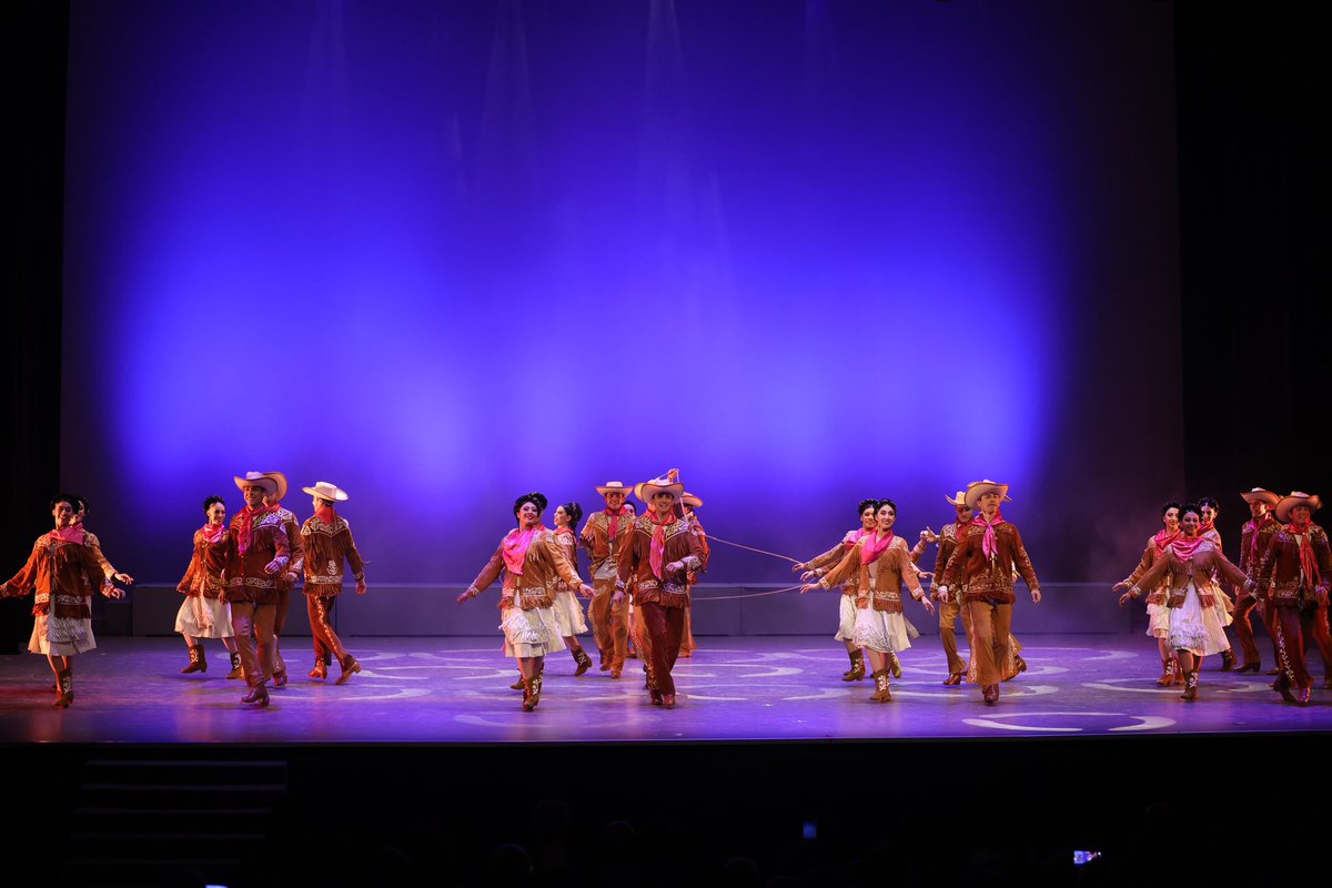 Dr_AVillarreal's tweet photo. Anoche inauguramos el XXII Festival Internacional en la Costa del Seno Mexicano, un evento que conecta a todo #Tamaulipas en una celebración internacional de nuestra cultura. Fue una noche espectacular, donde disfrutamos la magnífica presentación del Ballet Folklórico de México de Amalia Hernández. Mi esposa María y yo tuvimos el placer de saludar a Salvador Saldívar, un talentoso tamaulipeco que forma parte de este extraordinario ballet.

Los invito a consultar la cartelera del festival 🔗  https://t.co/g05tbge1EV y a sumarse a esta gran fiesta cultural en todo el estado, que se llevará a cabo del 25 de octubre al 3 de noviembre. 
¡Seamos parte de esta celebración cultural!  👏
