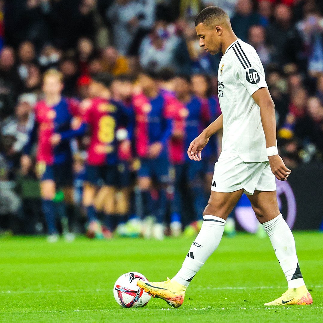 "Mbappé"

Porque el francés no sabe cómo hacer un gol, se erra absolutamente todo. Es un cagón hijo de re mil puta.