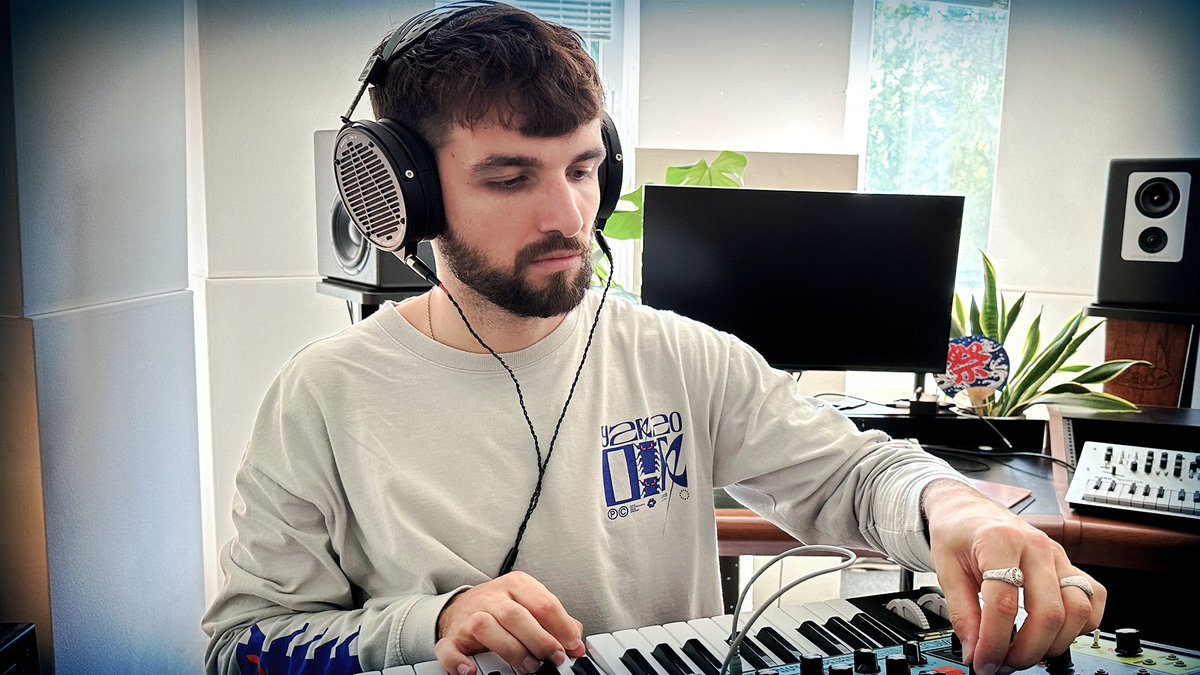 "Embrace the rollercoaster ride of highs and lows, even when it becomes challenging. Stay true to yourself and never back down. Success will come if you work hard." - Nikos Heidinger
Check out the Artists Page at audeze.com/blogs/audeze-a…
#AudezeArtists <a href="/naroumusic/">narou</a>